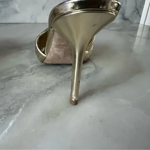 Louis Vuitton gold embossed sandals - Picture 4 of 9